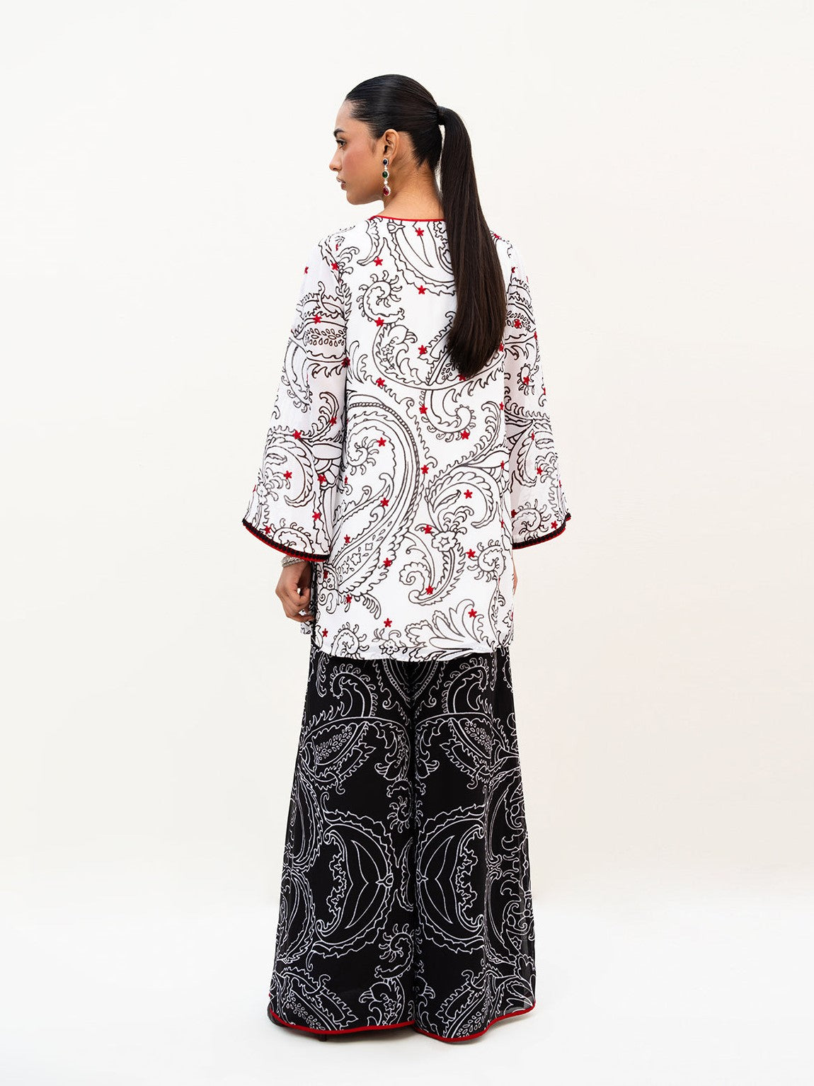 Mahira – Scarlet Touch Printed 3-Piece Suit
